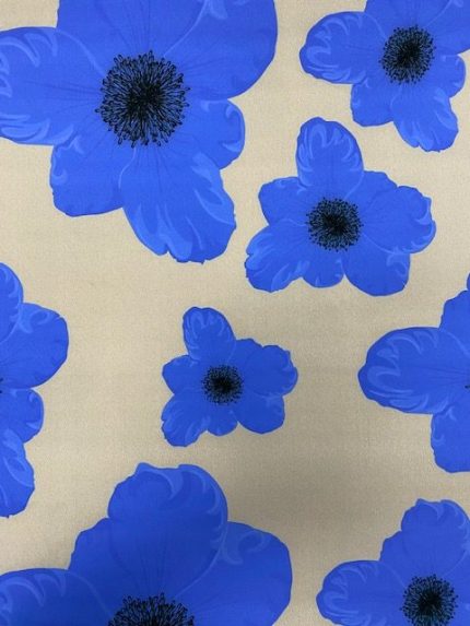 Scuba Crêpe stof, beige ondergrond, blauwe bloem, (de grootte van de bloem varieert van 10 tot 25 cm)