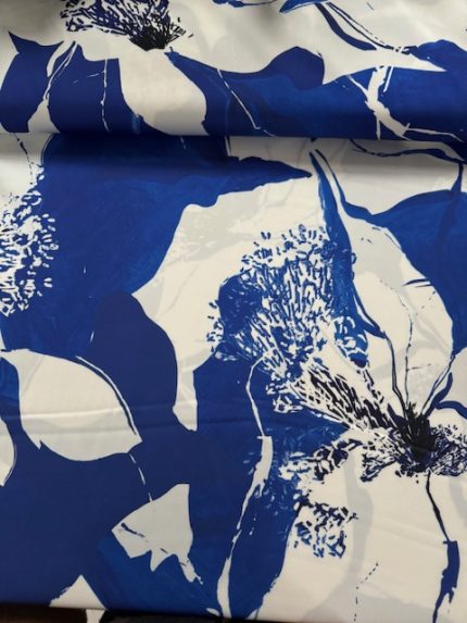 Stretch Satijn, blauwtinten op witte ondergrond