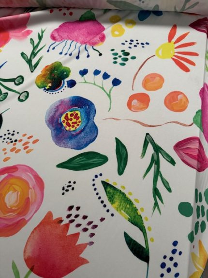 Stretch Satijn, vrolijke motieven en kleuren op witte ondergrond