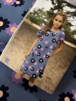 Babycord, 100% katoen,  jeansblauwe ondergrond met lila en donkerblauwe bloemen - Afbeelding 2