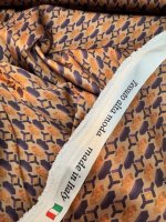 Stretch Satijn, paars-bruine tinten op cognackleurige ondergrond - Afbeelding 2