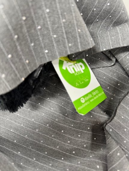 Knip Mode,   dubbele crêpe met stretch, grijze krijtstreep met glitters (zilverkleurig)
