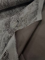 Heavy jersey, slangenprint bruin-grijs met glanslaagje en bruine binnenkant - Afbeelding 2